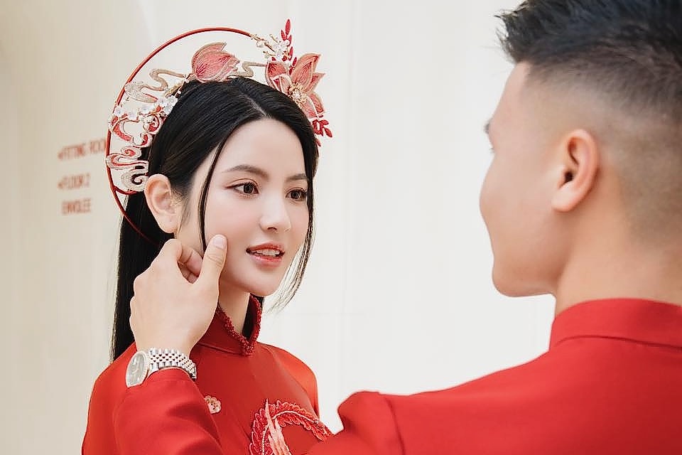 Quang Hai an can voi Thanh Huyen trong buoi thu ao dai hinh anh