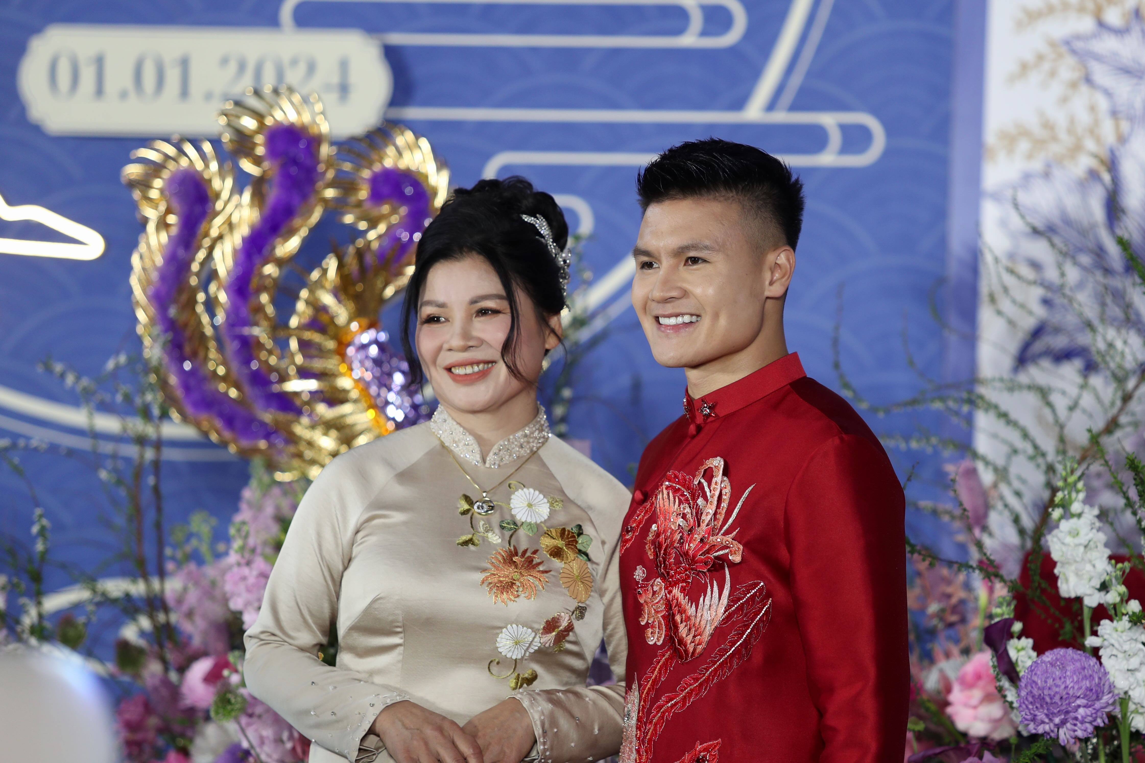 Quang Hai ban biu truoc gio lam le an hoi hinh anh