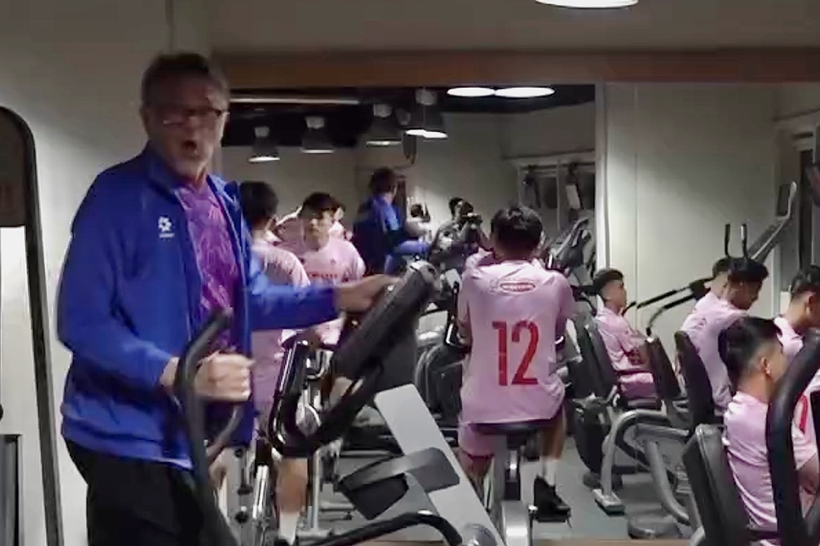 HLV Troussier pha tro trong luc tap the luc o Qatar hinh anh