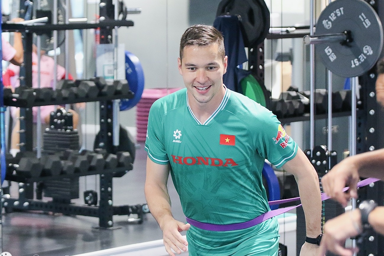 Nguyen Filip vui dua voi dong doi khi tap o Qatar hinh anh