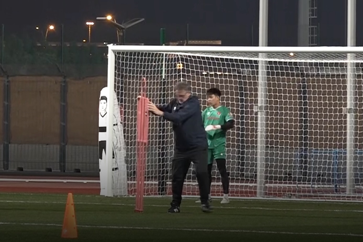 HLV Troussier tang do kho cho Nguyen Filip hinh anh