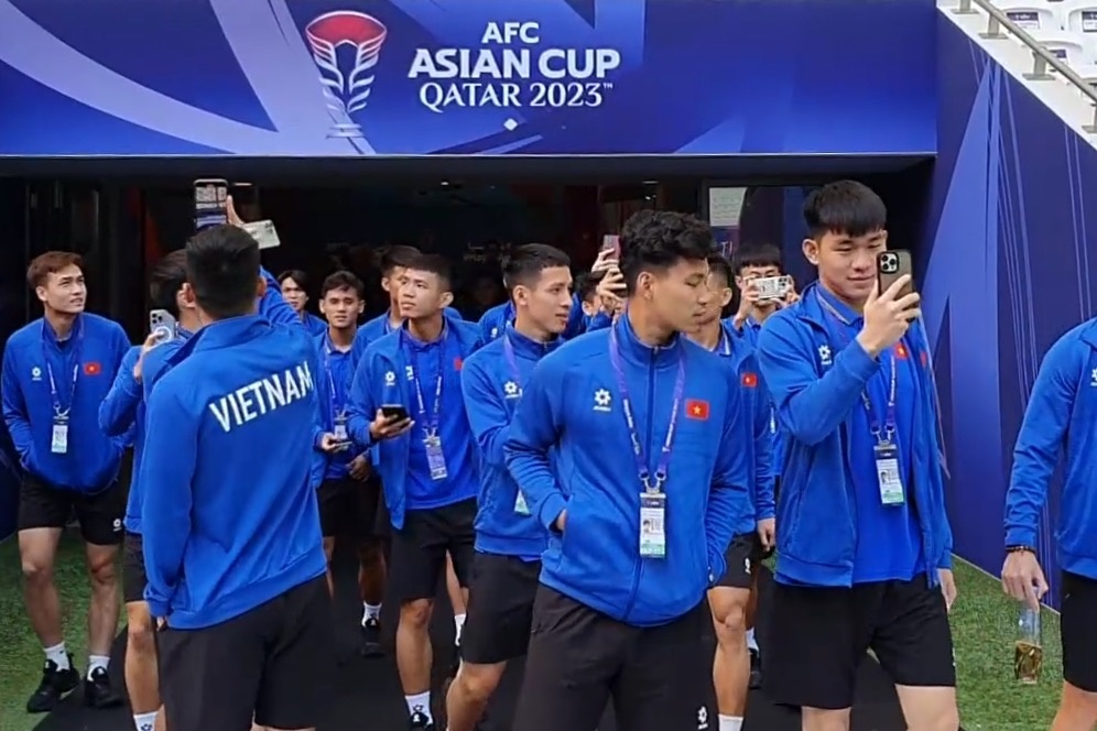 Tuyen Viet Nam ghi lai ky niem tham quan san Asian Cup hinh anh