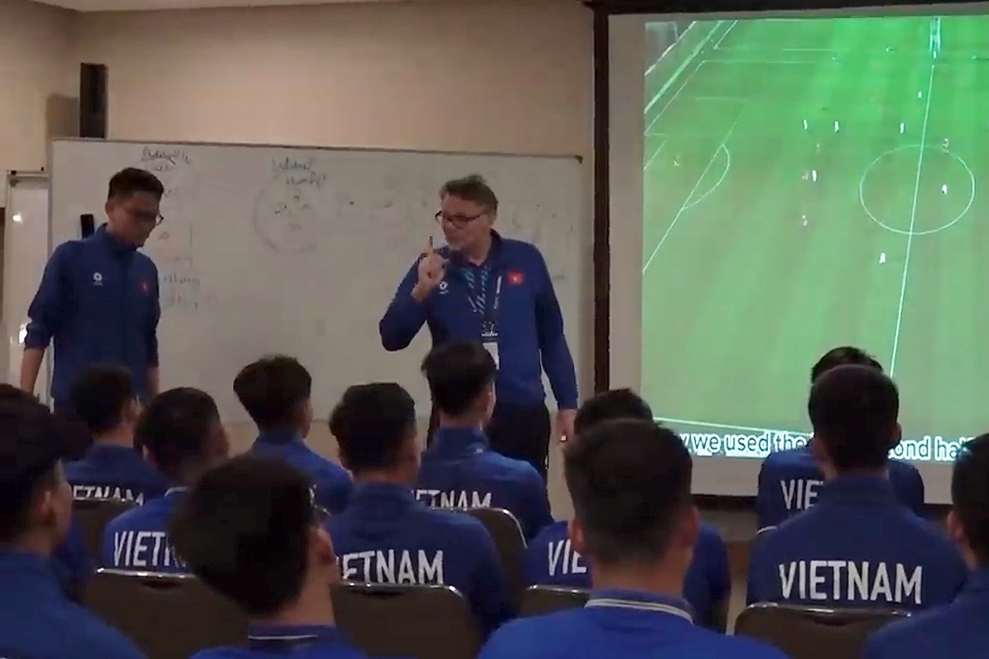 HLV Troussier: 'De thang duoc Viet Nam khong phai de' hinh anh