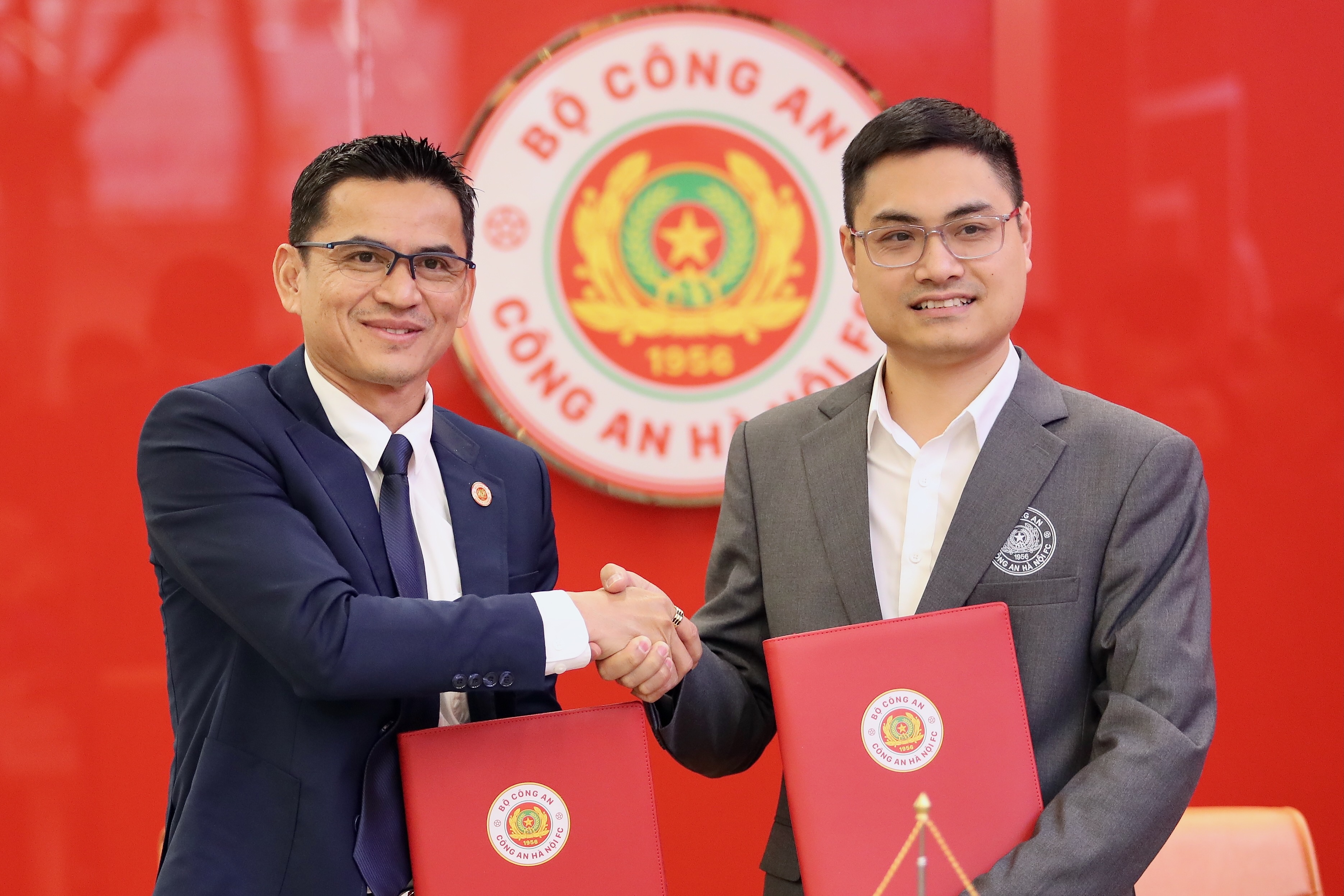 HLV Kiatisuk ra mat CLB Cong An Ha Noi hinh anh