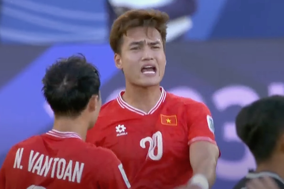 Viet Anh uat uc sau tran thua Iraq hinh anh