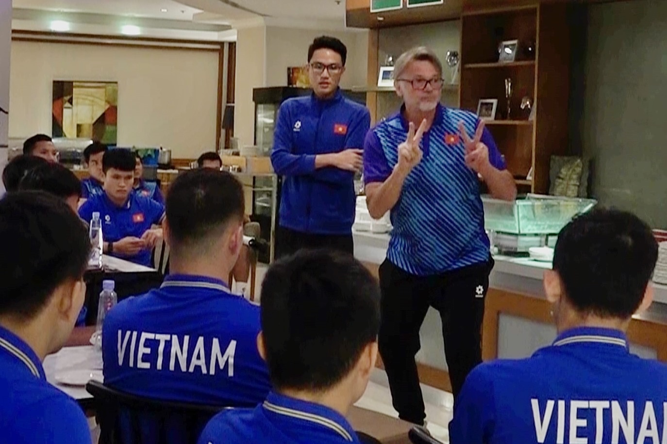 HLV Troussier dong vien hoc tro: Thu chung ta thieu chi la ket qua hinh anh