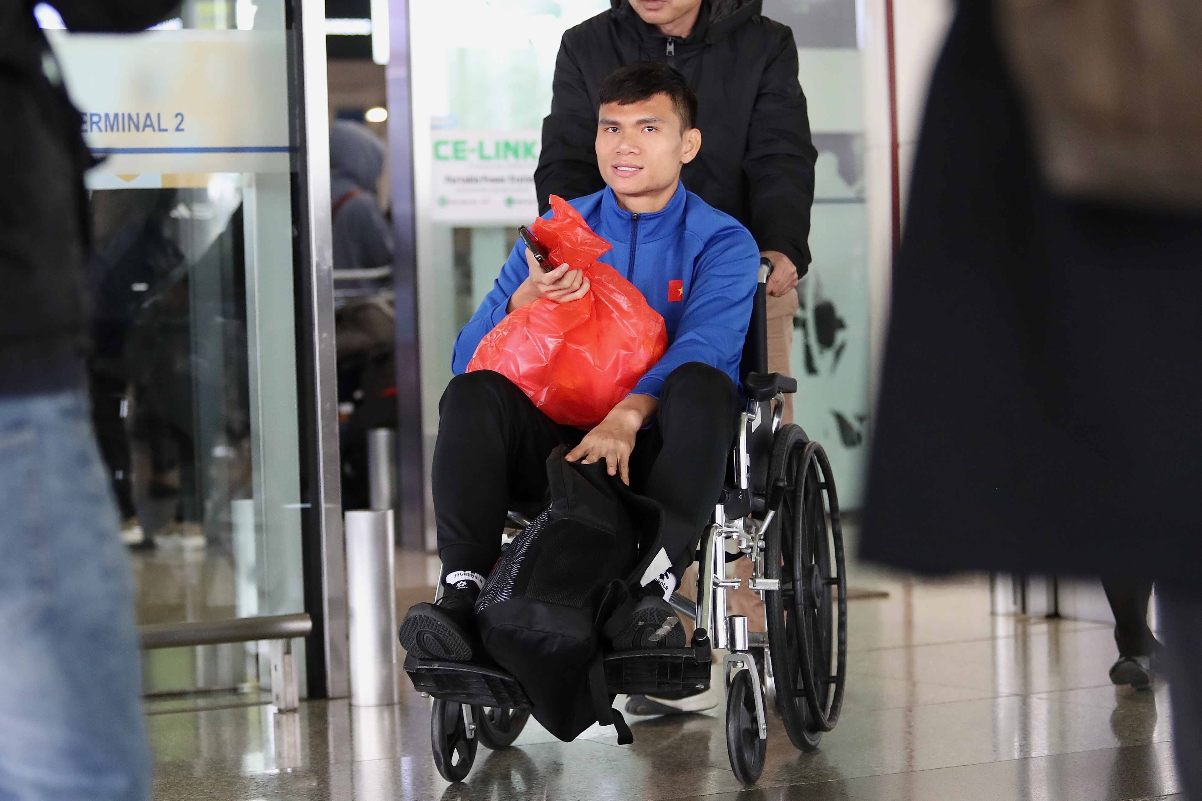 Xuan Manh ngoi xe lan ve nuoc hinh anh