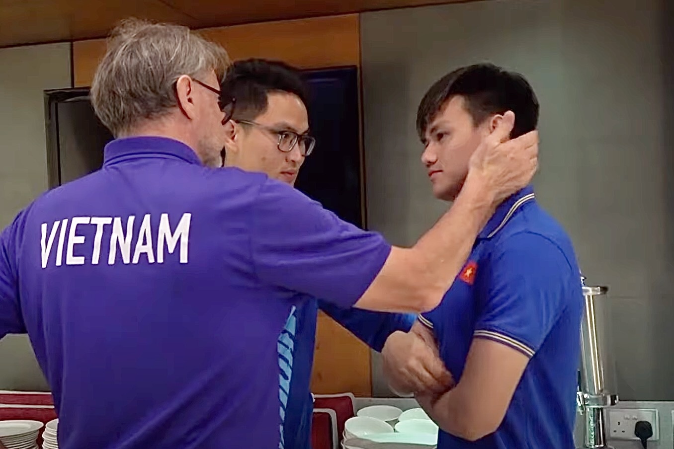 HLV Troussier an ui Tan Tai hinh anh