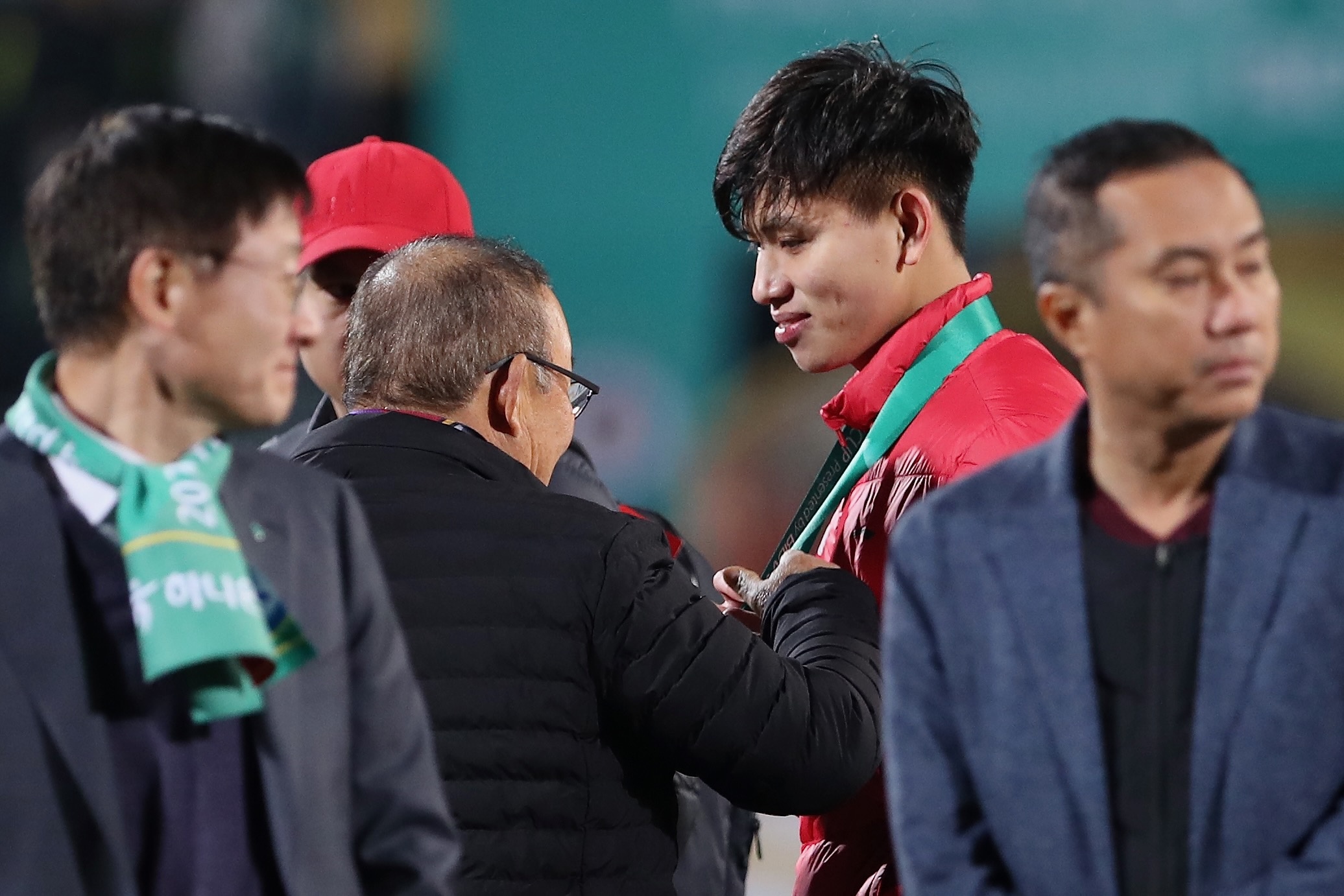 HLV Park dong vien Thanh Binh hinh anh