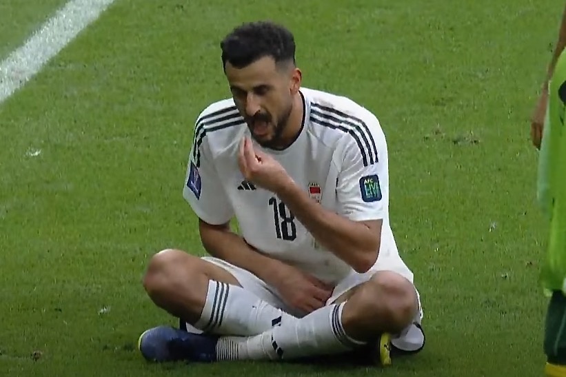 Tien dao Iraq nhan the do mot cach kho hieu tai Asian Cup hinh anh