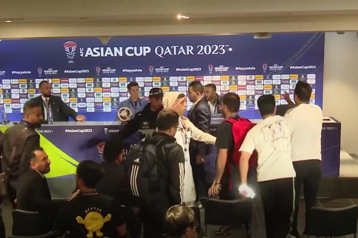 Hinh anh khong dep cua mot so phong vien Iraq sau tran thua Jordan hinh anh