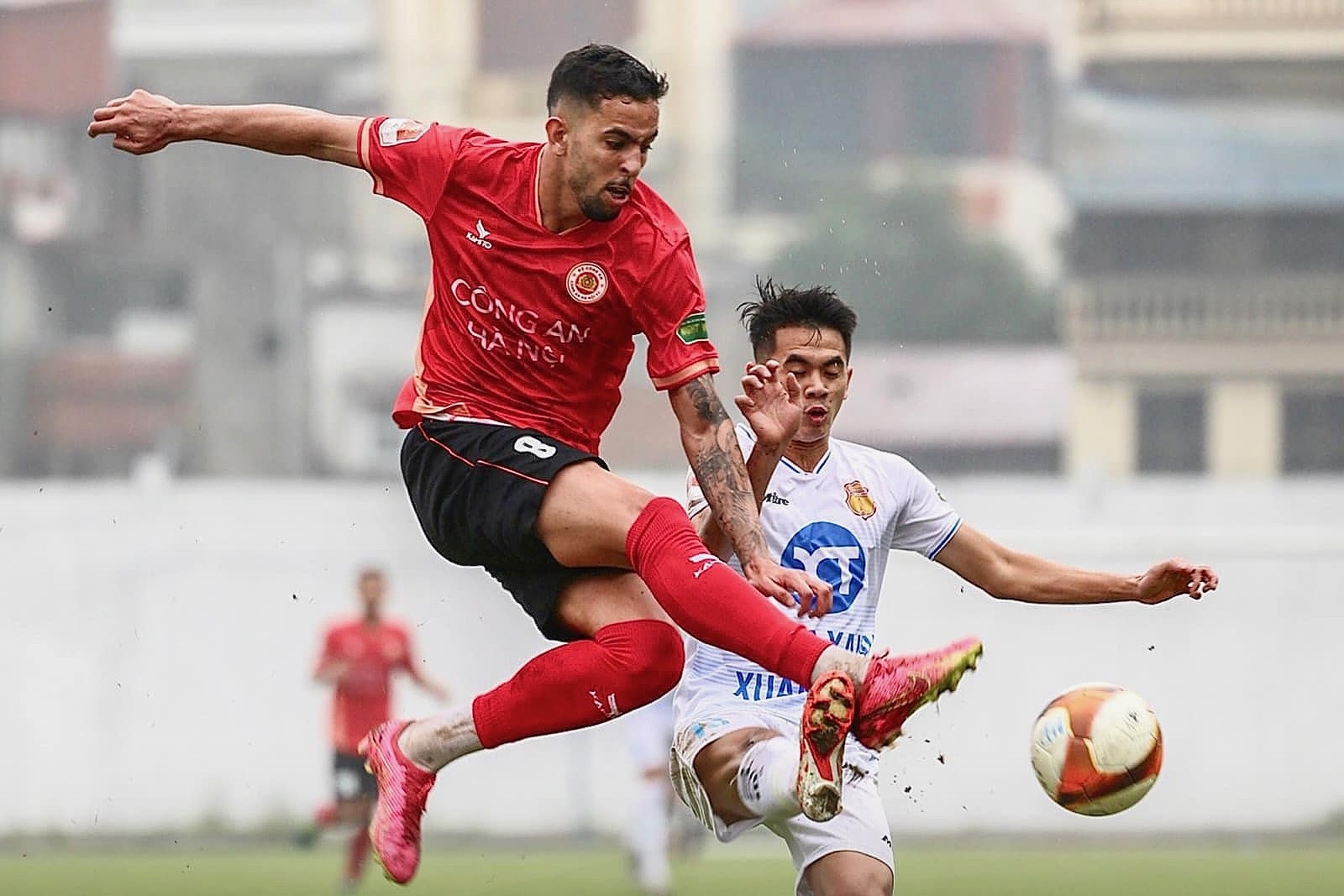 HLV Kiatisuk thang 2 tran giao huu voi CLB CAHN hinh anh