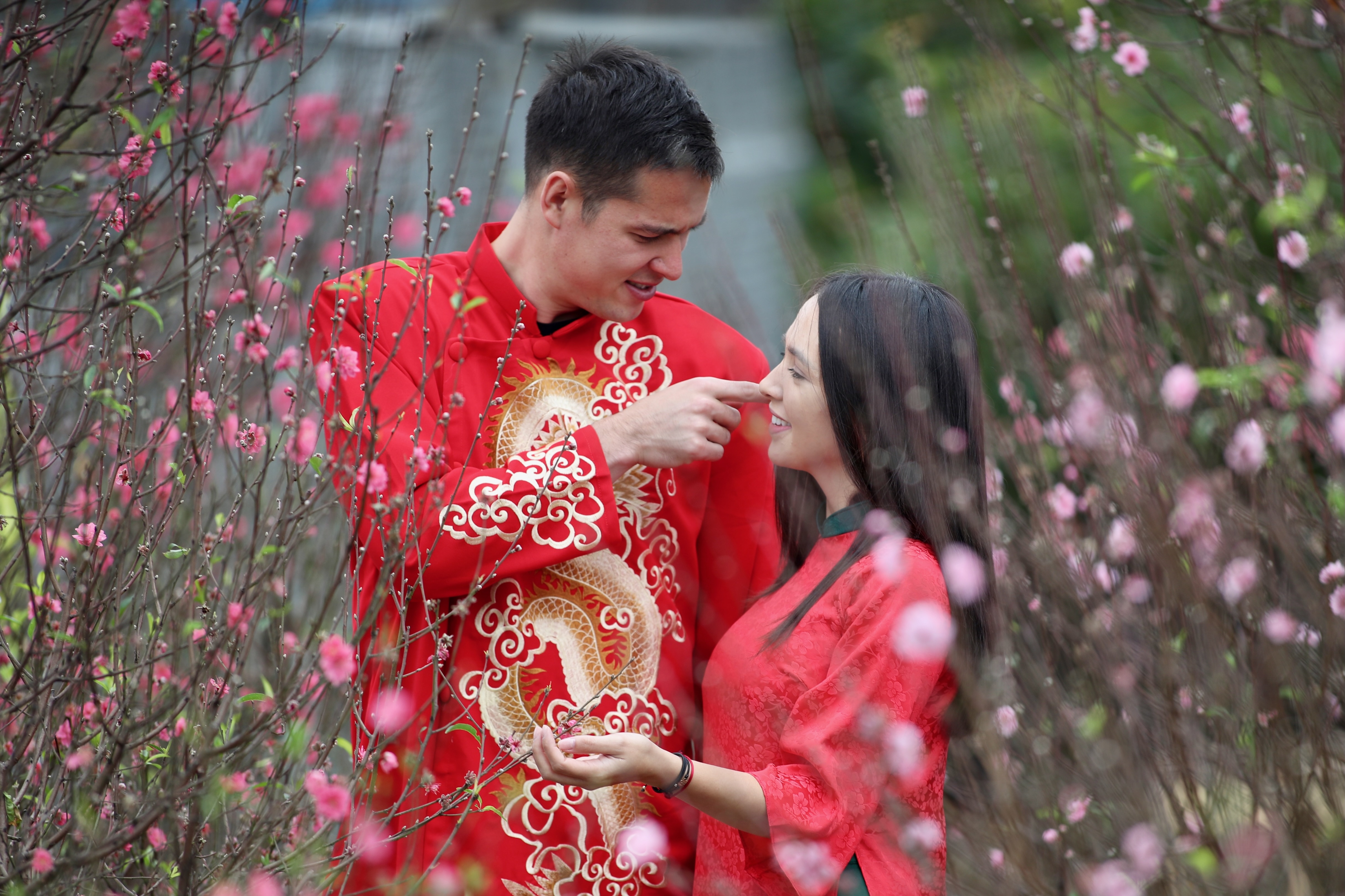 Nguyen Filip lan dau dien ao dai don Tet hinh anh