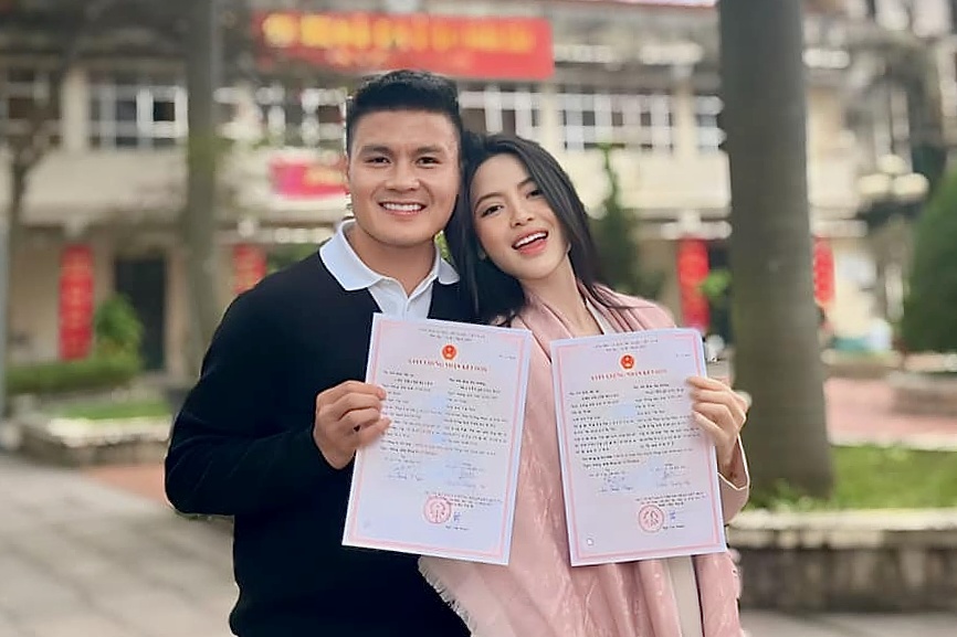 Quang Hai khoe chung nhan ket hon hinh anh