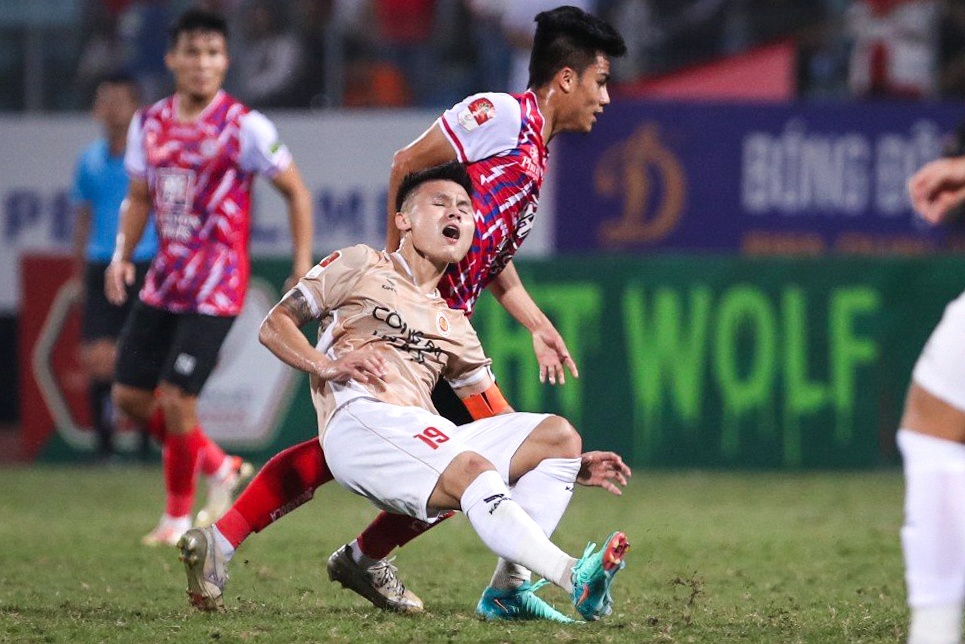 Quang Hai mo nhat trong ngay Kiatisuk ra mat hinh anh