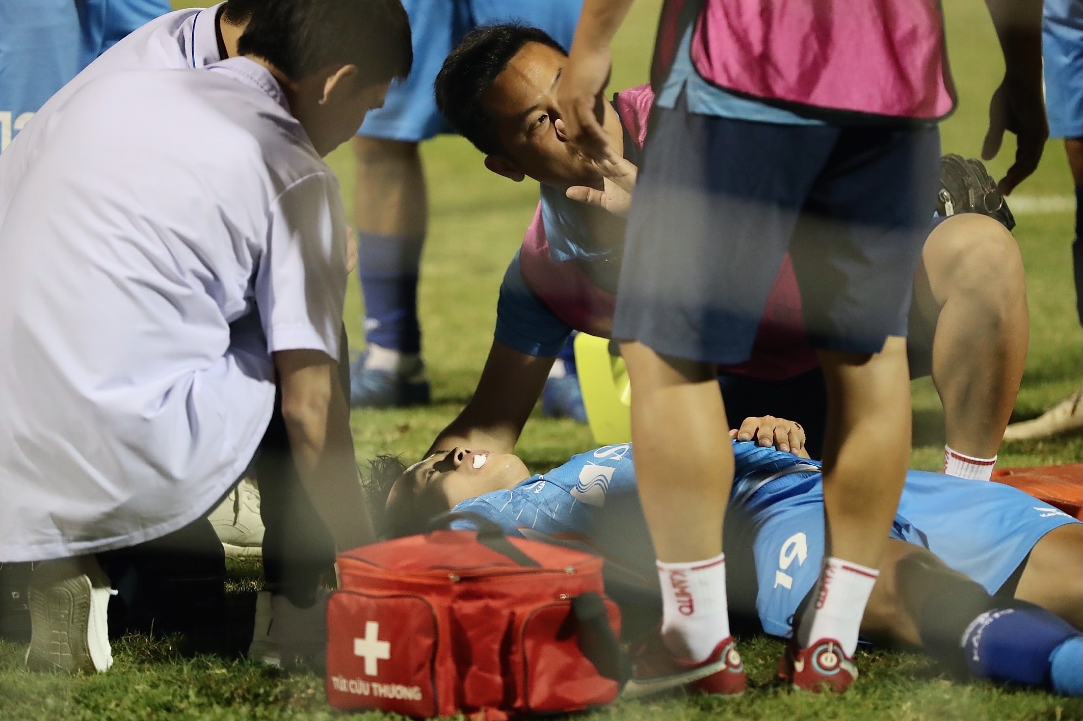 Cau thu nhap vien giua tran o giai hang Nhat hinh anh