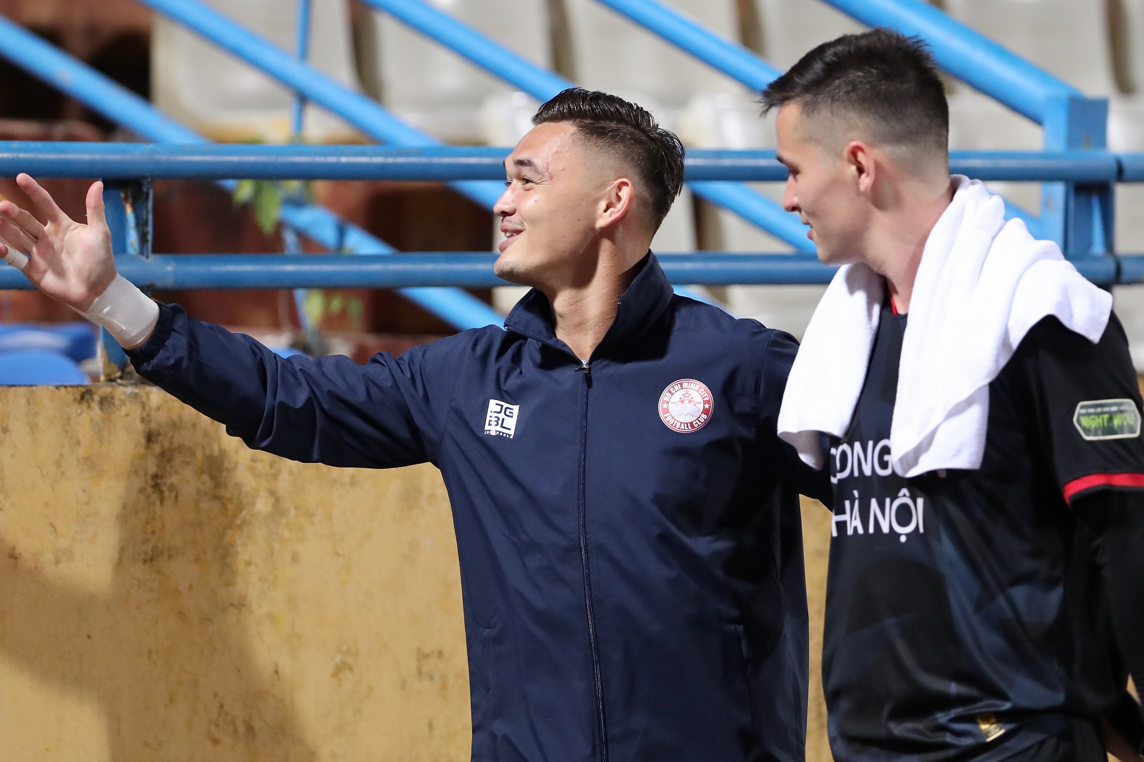 Tinh ban giua hai thu mon Viet kieu hinh anh