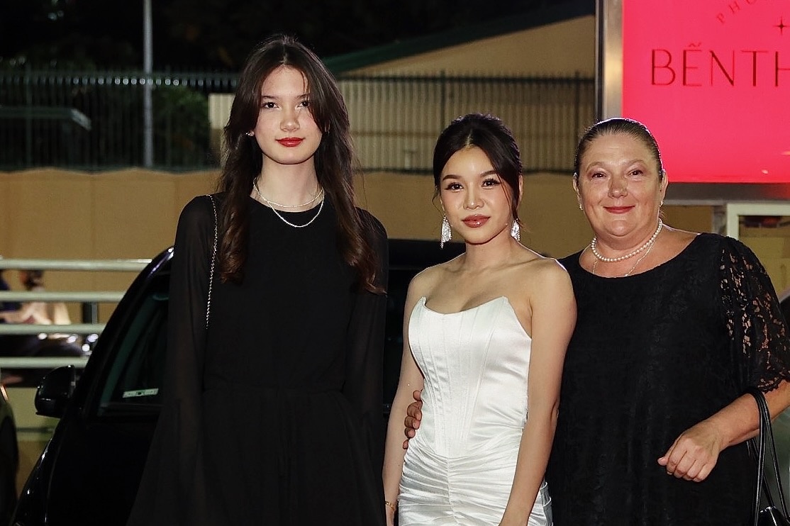 Em gai va nguoi yeu Van Lam noi bat o le trao giai QBV hinh anh