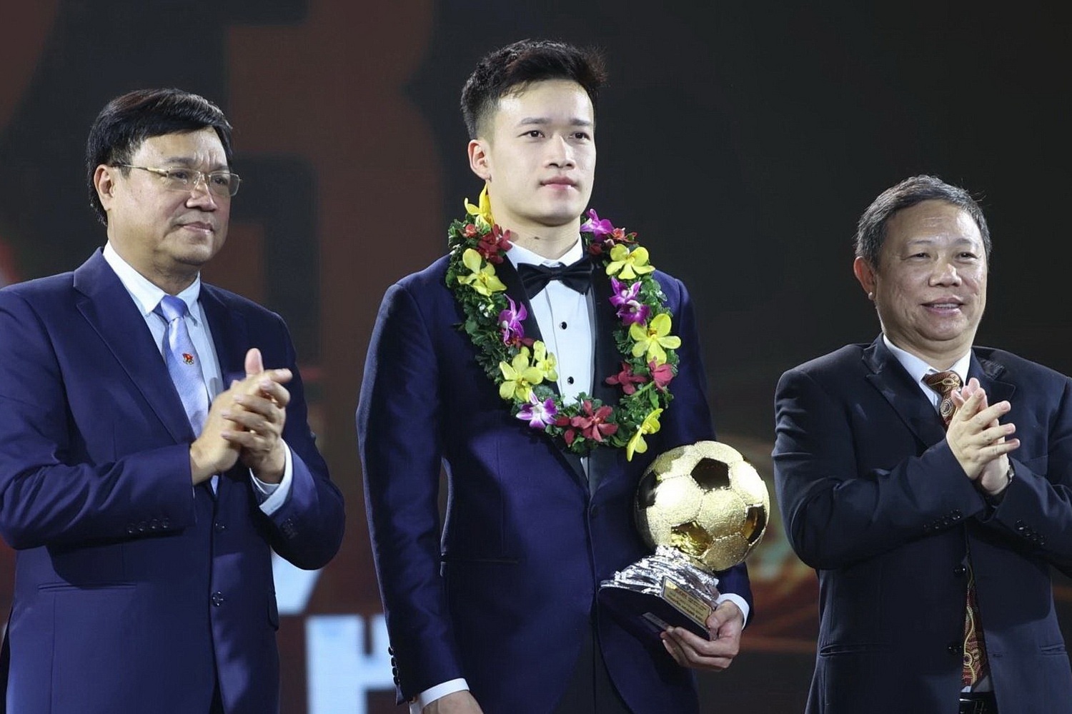 Tranh cai quanh Qua bong vang cua Hoang Duc hinh anh