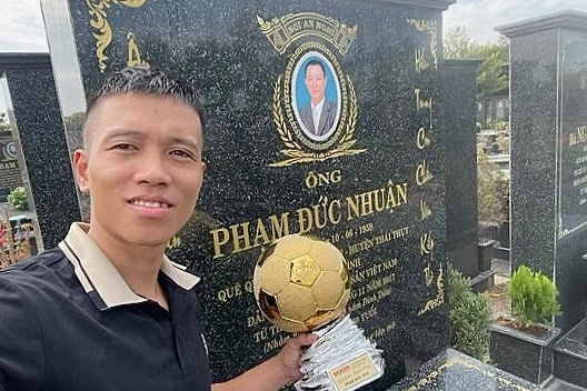 Cau thu mang QBV ra chup ben mo cha hinh anh