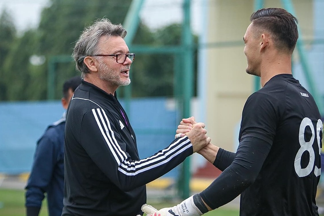 HLV Troussier tro lai Viet Nam sau ky nghi hinh anh