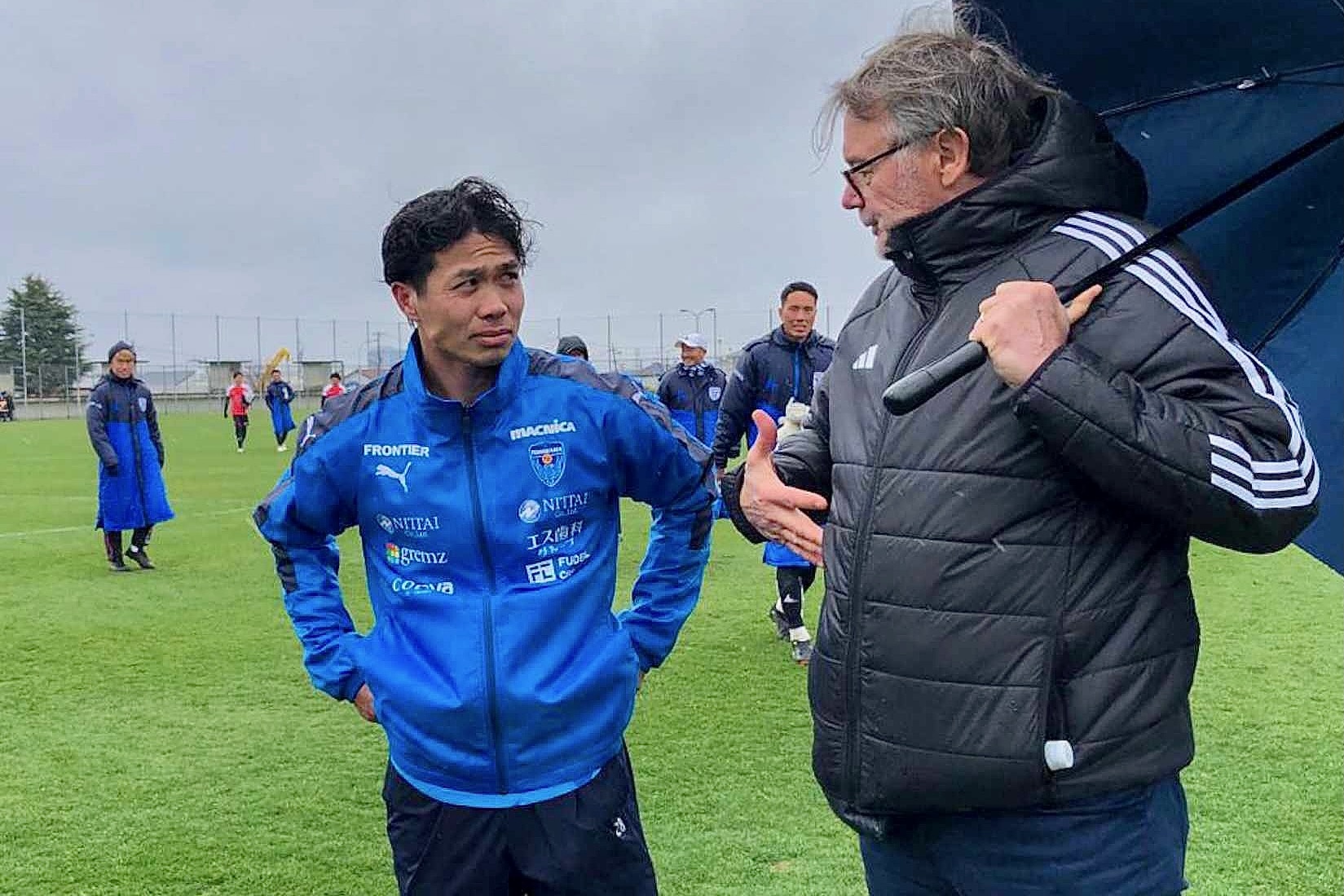 HLV Troussier truc tiep sang Nhat Ban gap Cong Phuong hinh anh