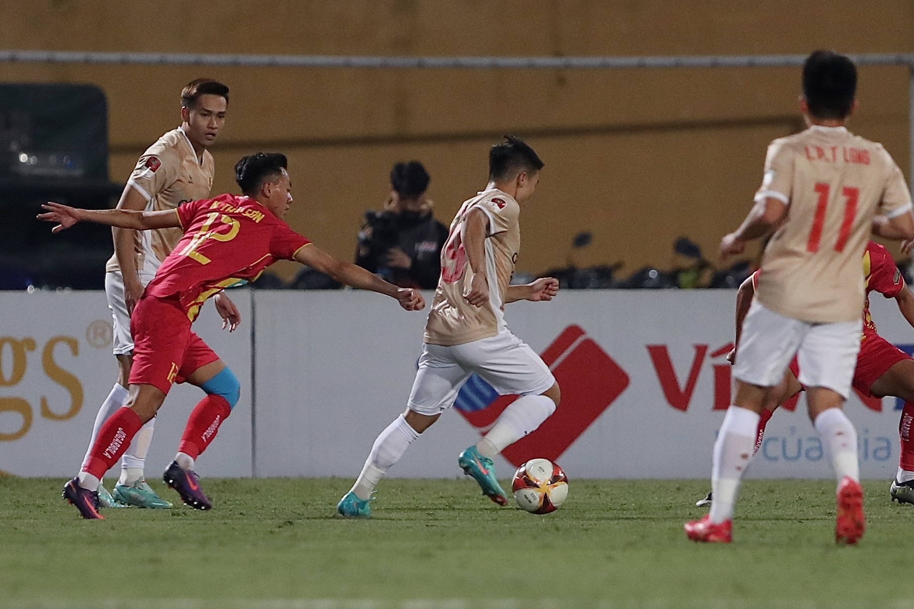 Quang Hai Viet Anh V.League anh 2