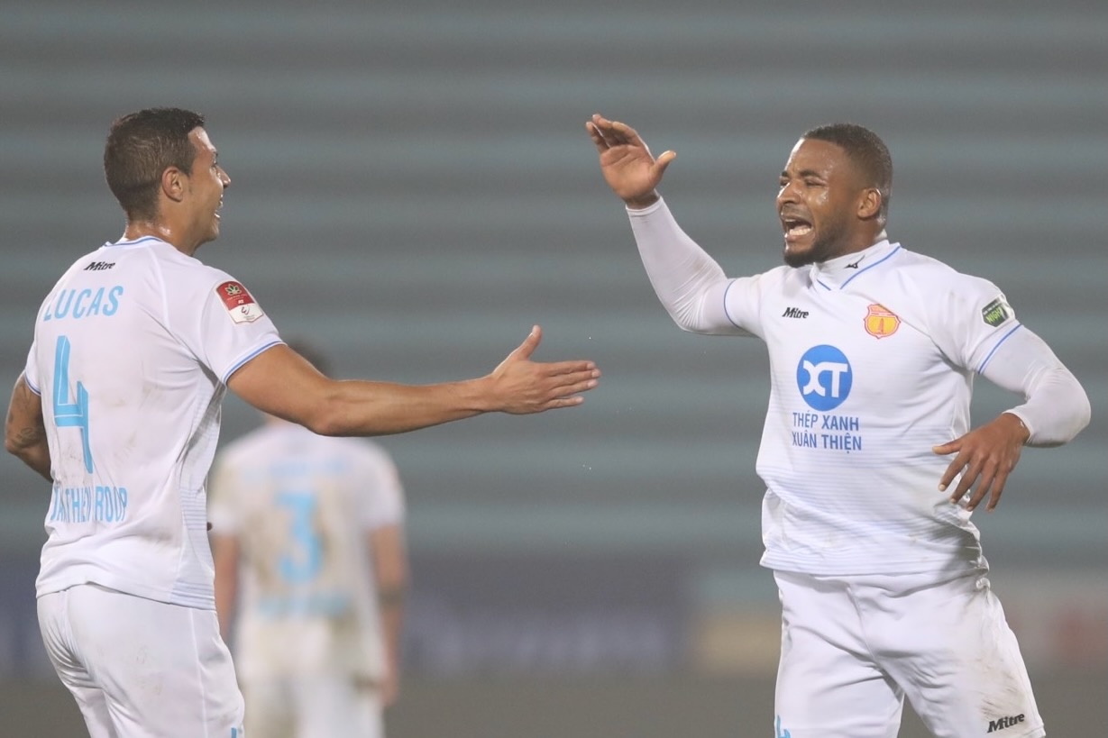 CLB Nam Dinh thang kich tinh truoc Ha Noi FC hinh anh