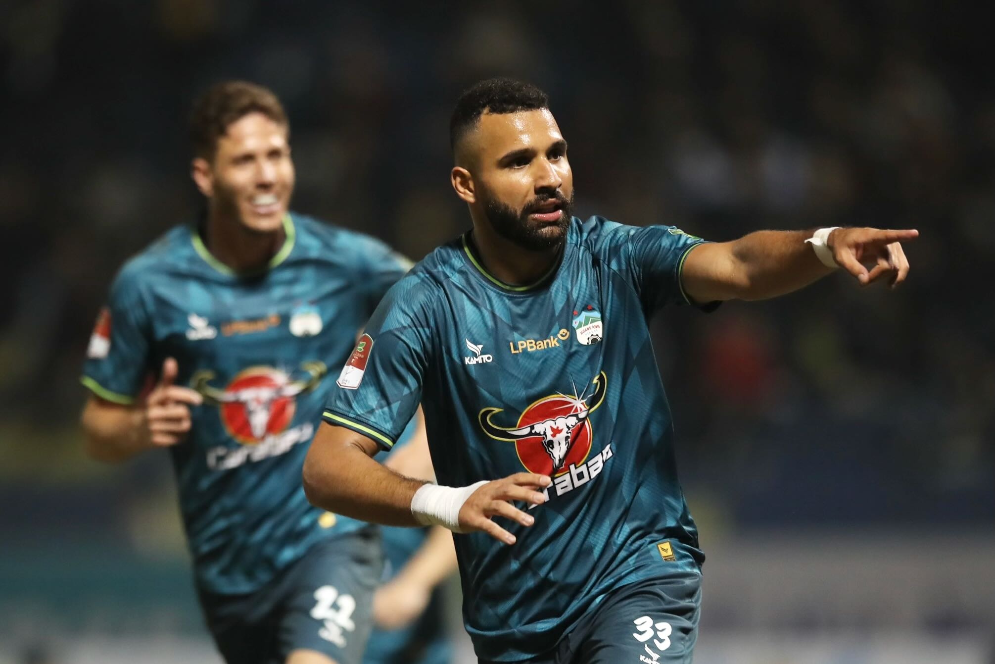 Khi nao HAGL thoi dong vai nguoi bi hai? hinh anh