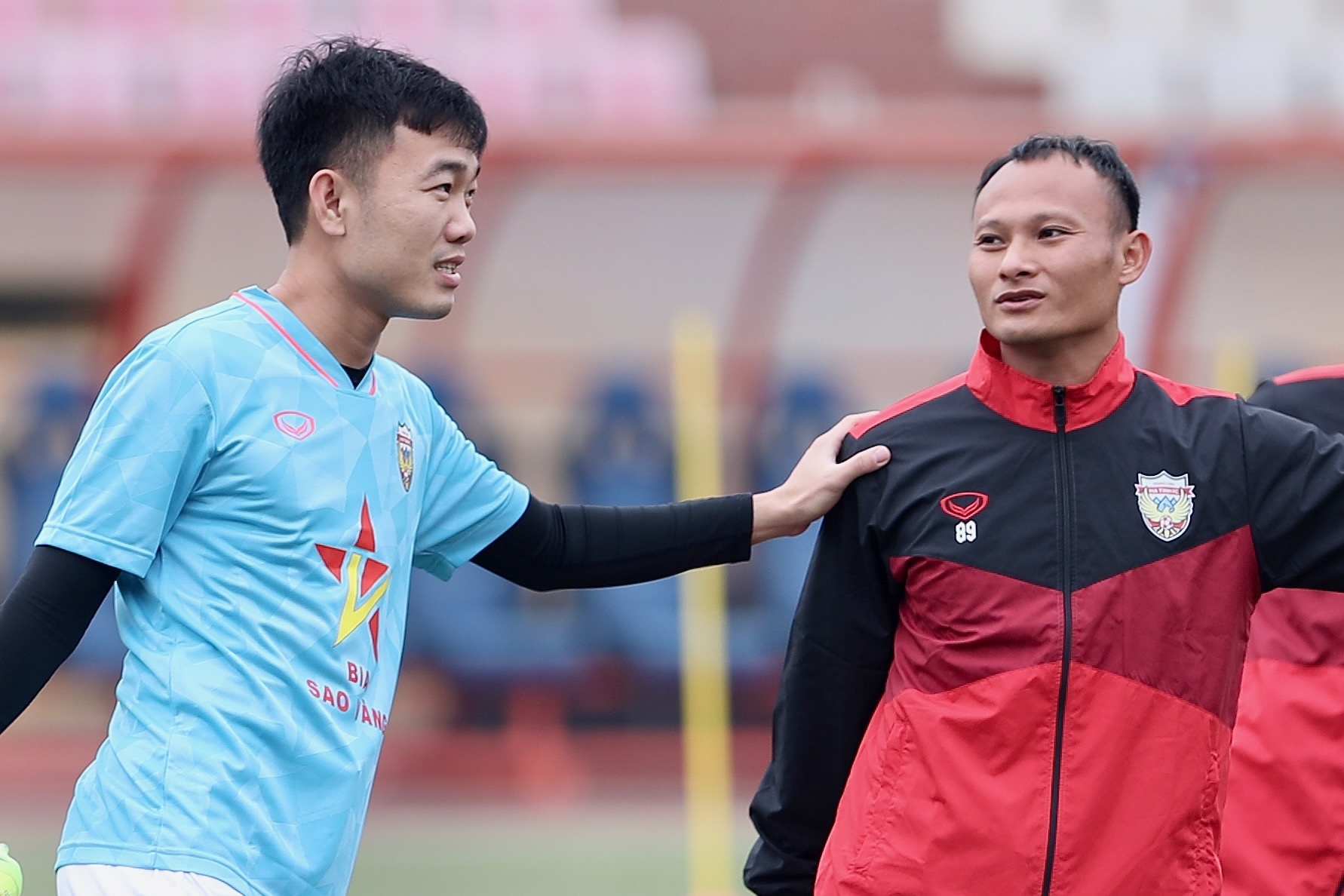 Xuan Truong lam quen voi doi bong moi hinh anh