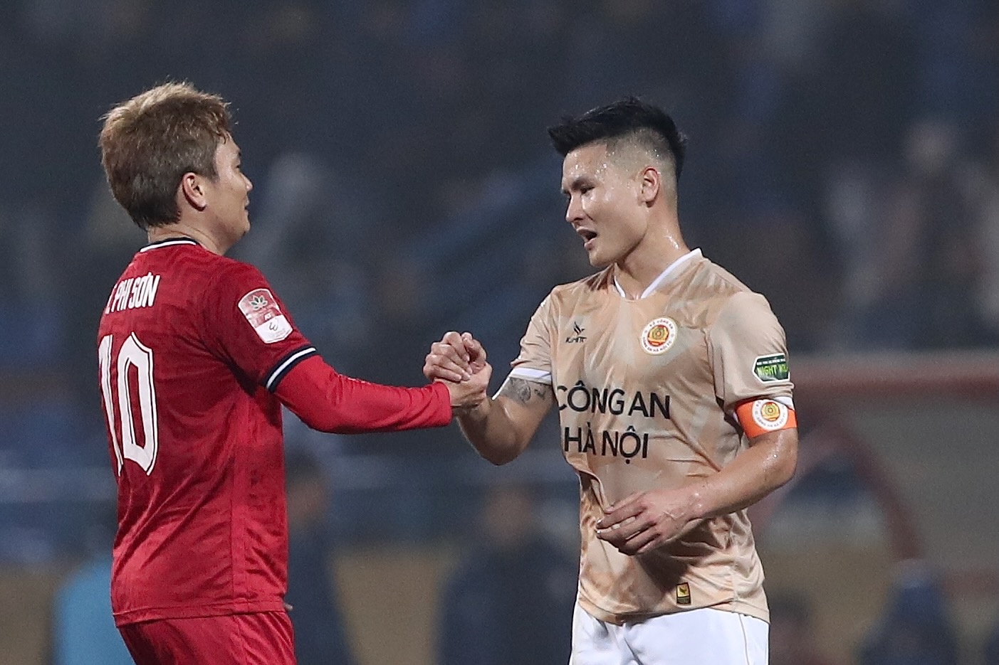 Quang Hai giai cuu CLB CAHN o phut bu gio hinh anh