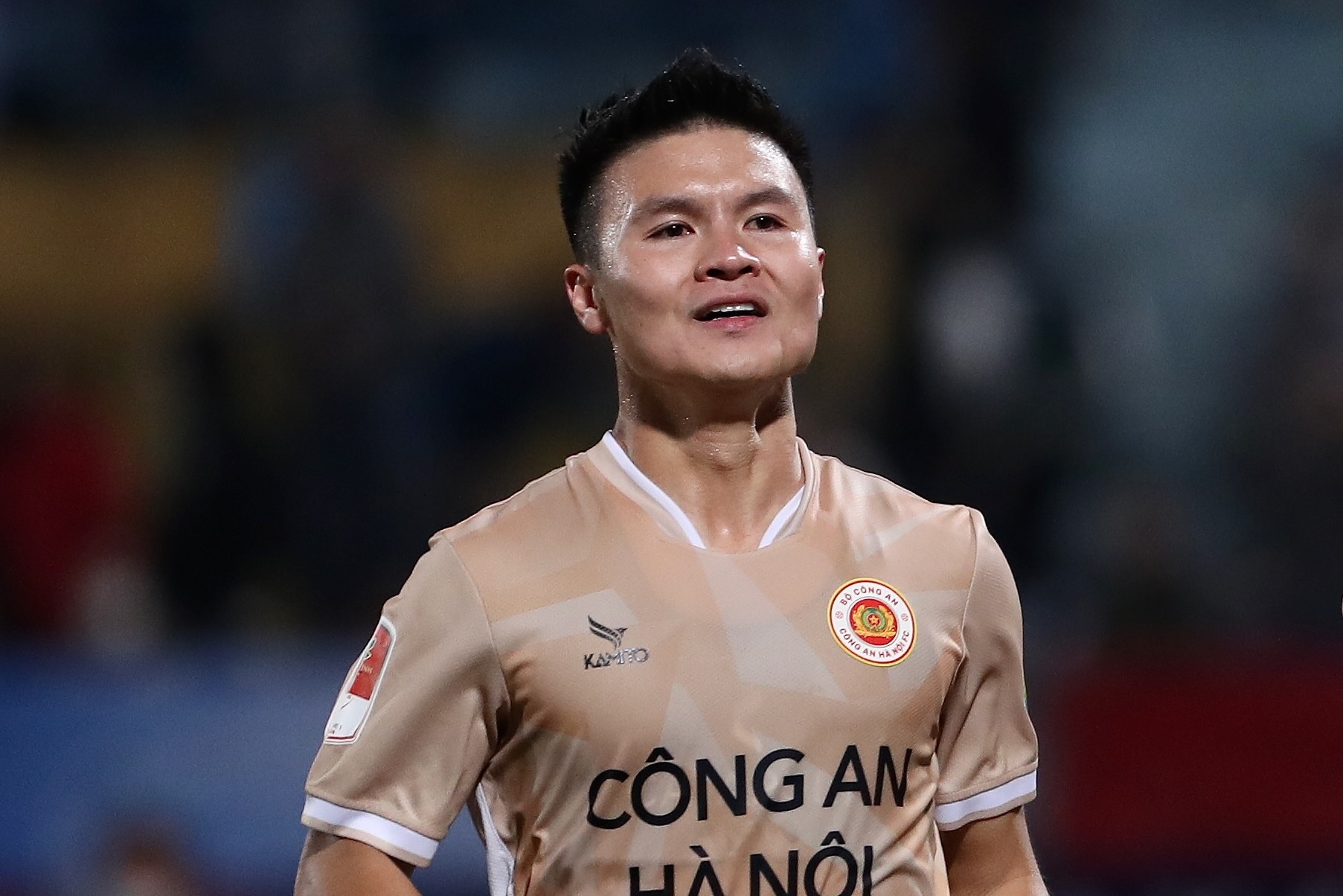 Quang Hai gia han hop dong voi CLB CAHN hinh anh