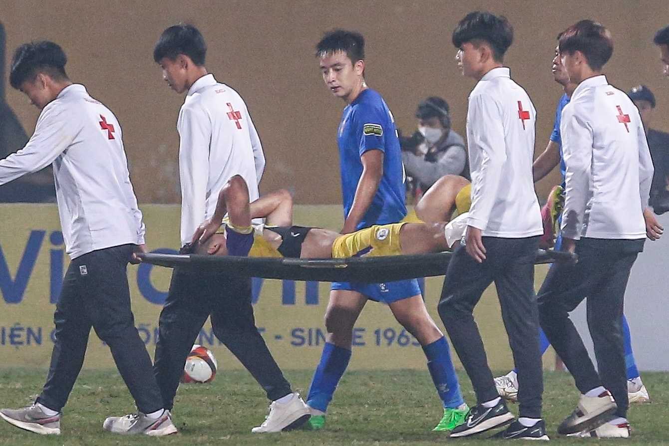 Tuan Hai nhap vien sau khi bi vao bong tho bao hinh anh