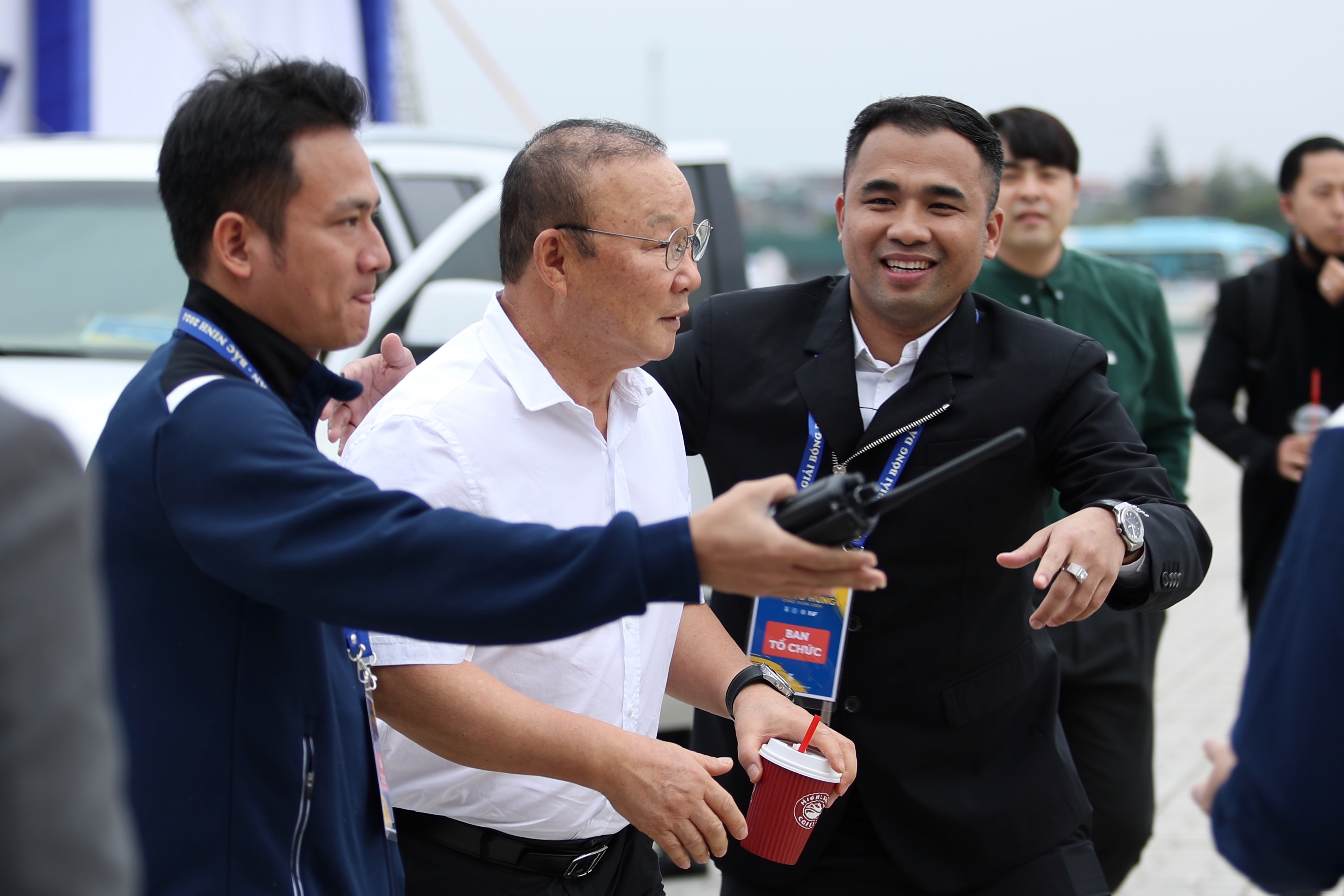 Ong Park duoc chao don o giai giao huu cua CLB Bac Ninh hinh anh