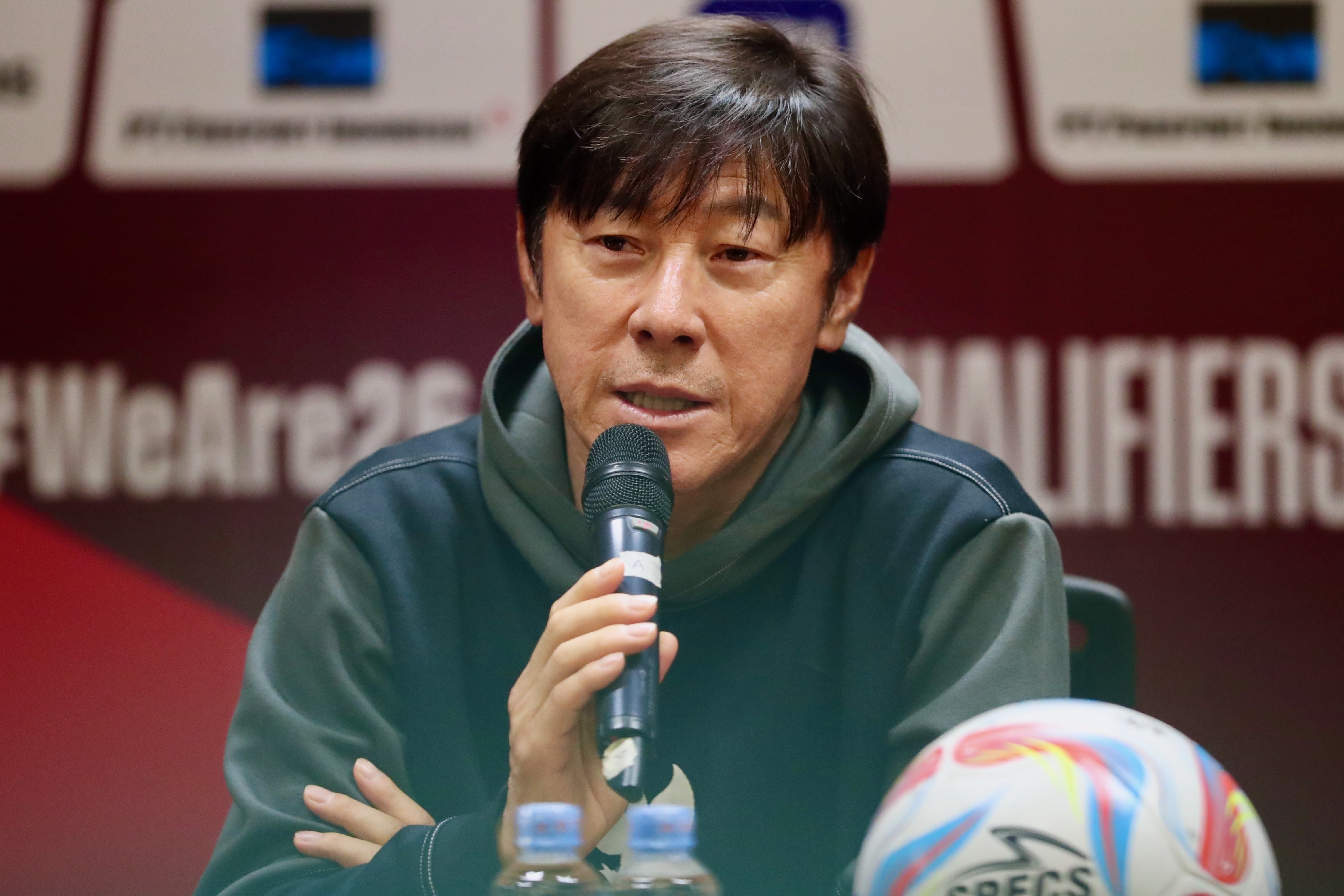 HLV Shin buc xuc voi trong tai tran Qatar hinh anh