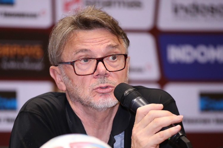 Vi sao ong Troussier khong chon cau thu dua tren V.League? hinh anh