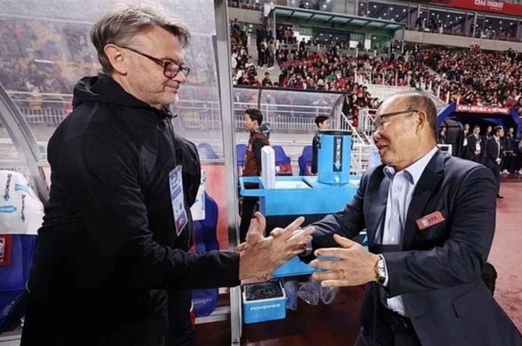 Vi sao HLV Troussier quay lung voi tru cot thoi Park Hang-seo? hinh anh