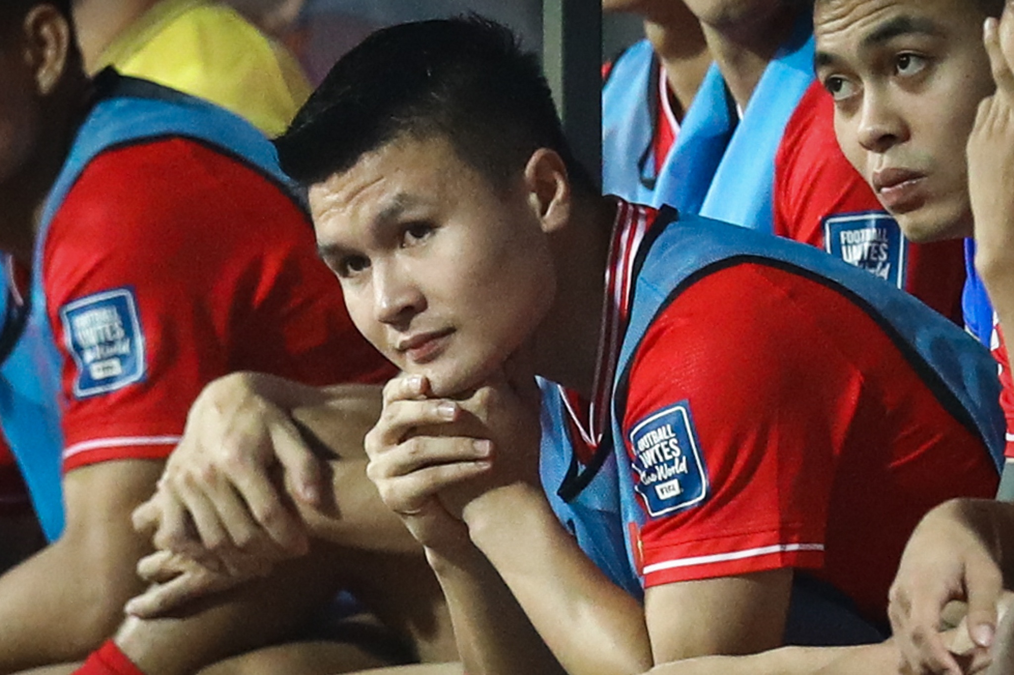 HLV Troussier hai lan bat Quang Hai khoi dong nhung khong cho vao san hinh anh