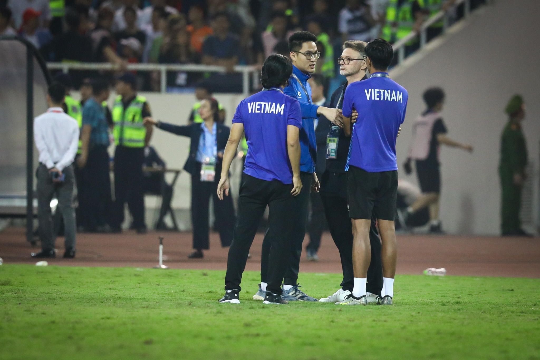 Ong Troussier khong ra chao co dong vien Viet Nam hinh anh