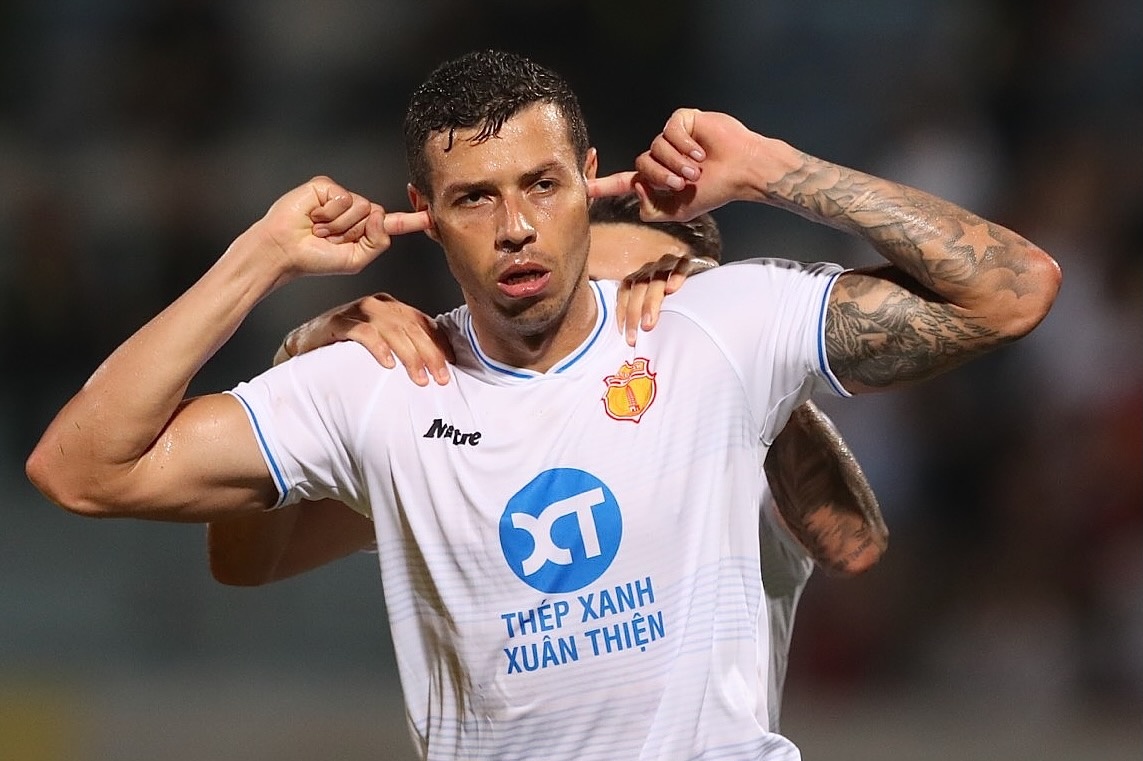 CLB Nam Dinh lai thang phut bu gio hinh anh