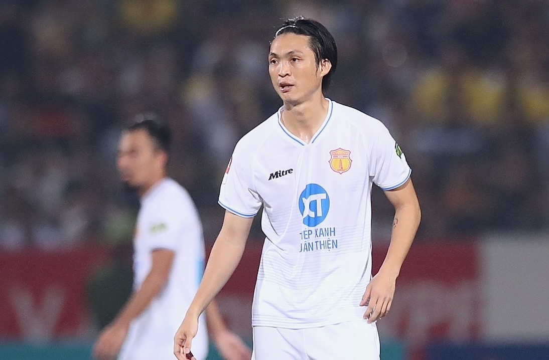 Tuan Anh ky hop dong voi Nam Dinh hinh anh