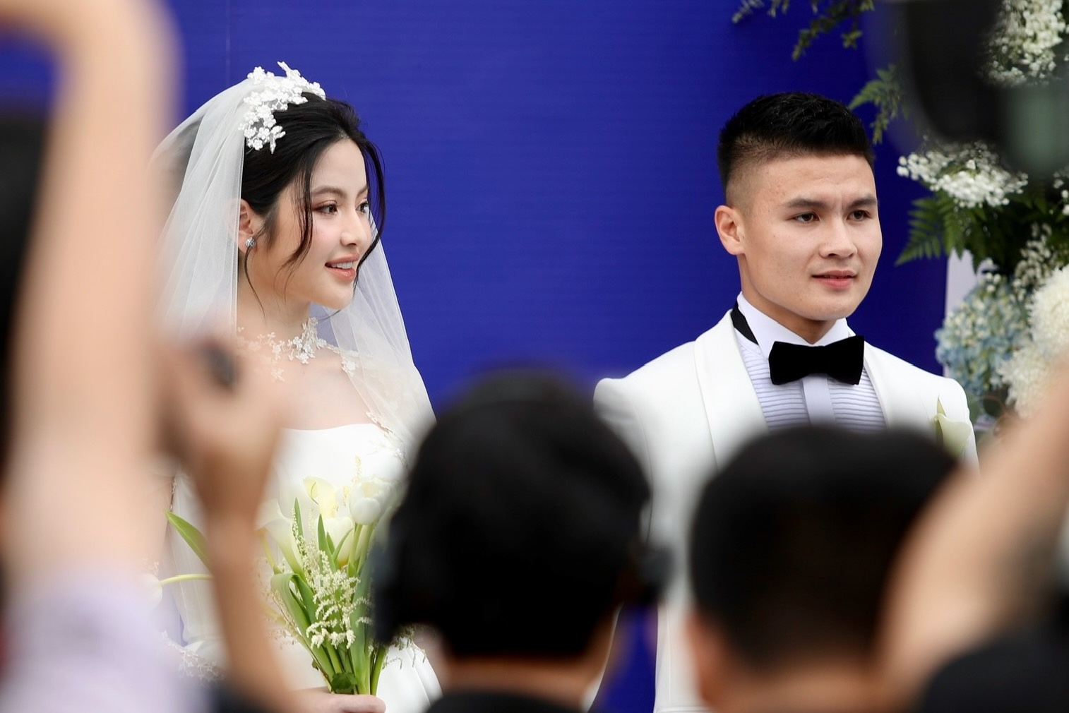 Quang Hai khang dinh tinh yeu voi vo giua song gio hinh anh