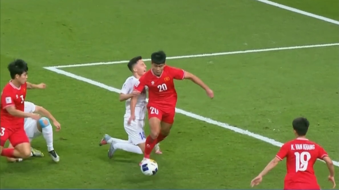 Ngoc Thang suyt khien U23 Viet Nam bi phat den truoc Uzbekistan hinh anh