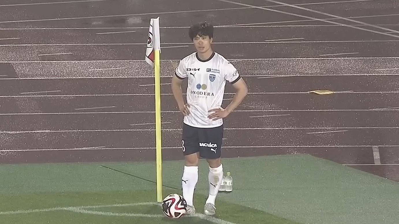 Cong Phuong no luc trong lan dau da chinh o Yokohama hinh anh