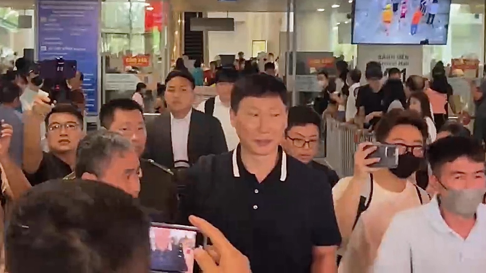 HLV Kim Sang-sik duoc san don khi den Viet Nam hinh anh