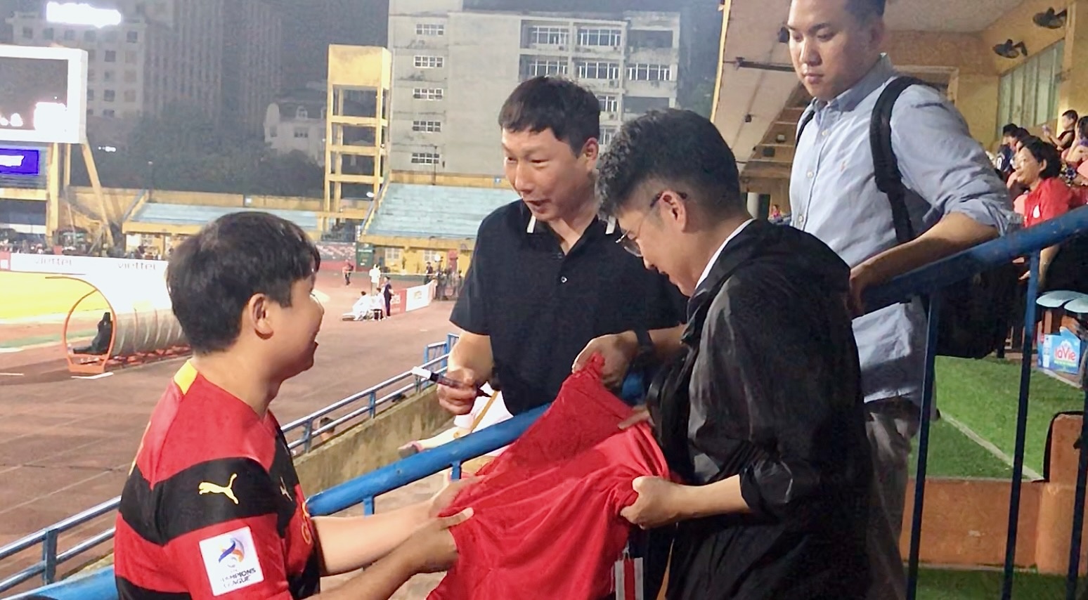 Tan HLV tuyen Viet Nam than thien voi nguoi ham mo hinh anh