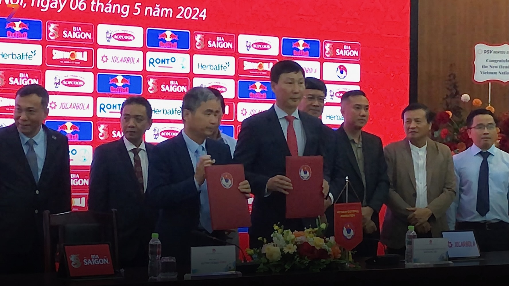 Khoanh khac HLV Kim Sang-sik ky ket hop dong voi VFF hinh anh