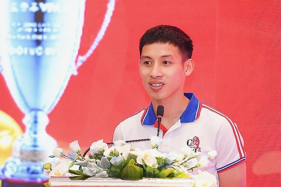 Hung Dung: 'Cau thu san 7 ngay cang tien bo' hinh anh