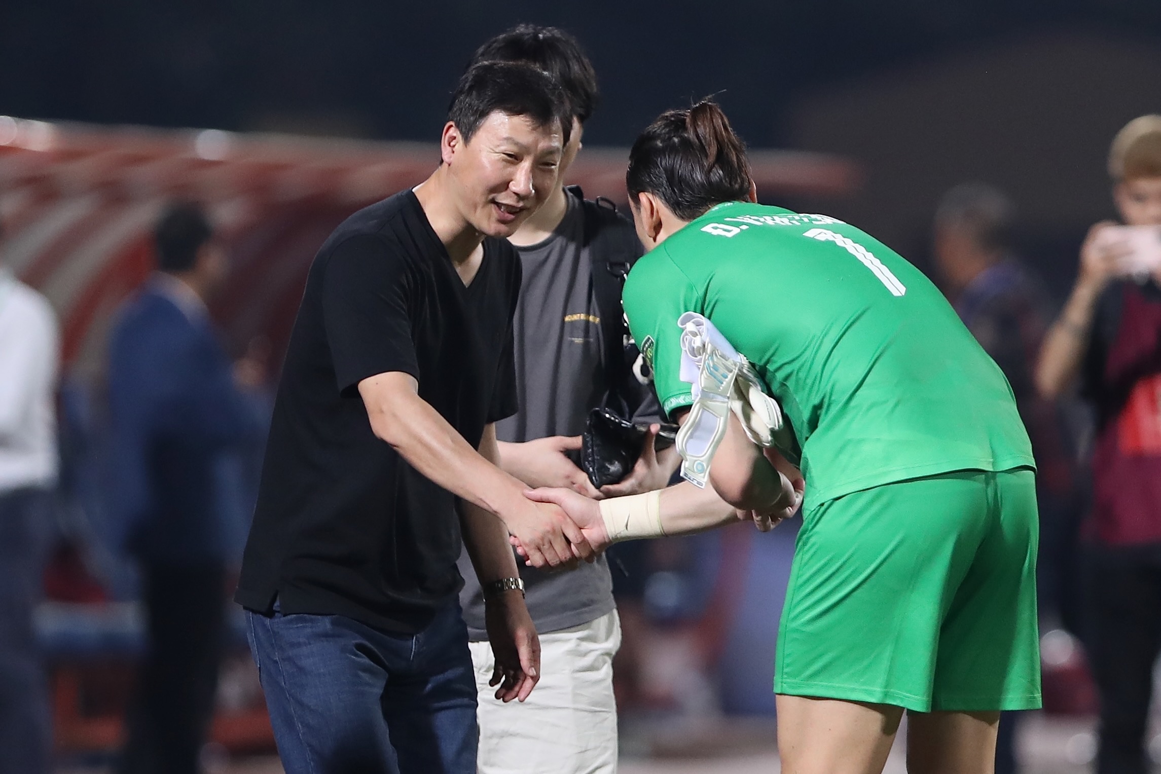 Van Lam kinh can chao tan HLV truong tuyen Viet Nam hinh anh