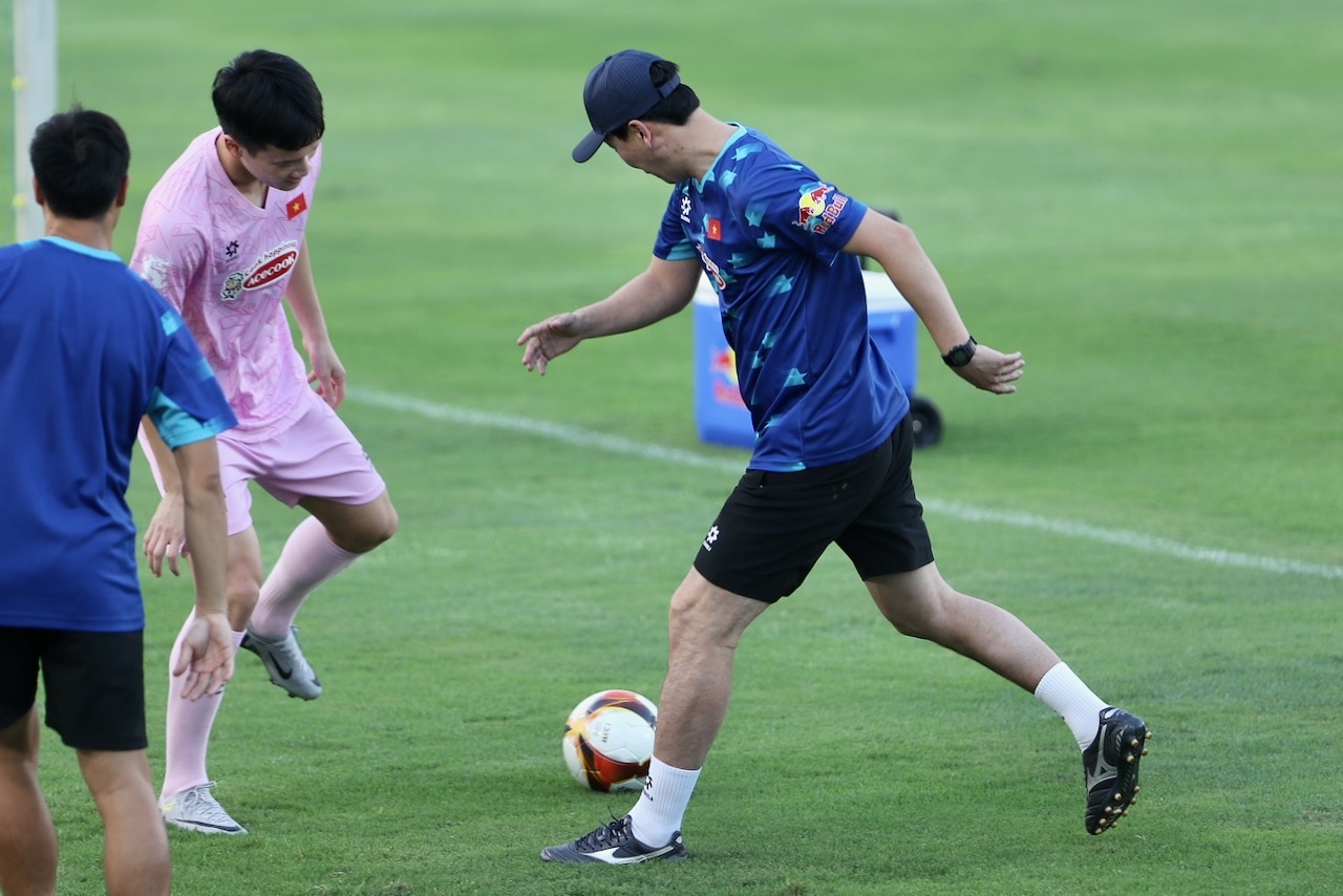 HLV Kim Sang-sik da ma de lam quen tuyen Viet Nam hinh anh